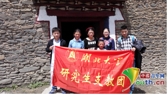kaiyun登录中国入口登录研支团成员与康定市藏文中学学生及其家人合影。桂泽红供图 kaiyun登录中国入口登录研支团成员与康定市藏文中学学生及其家人合影。桂泽红供图
