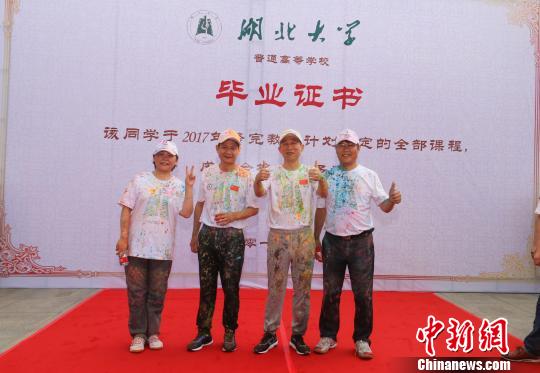 kaiyun登录中国入口登录上演“欢乐送”校长寄语毕业生不辜负时代