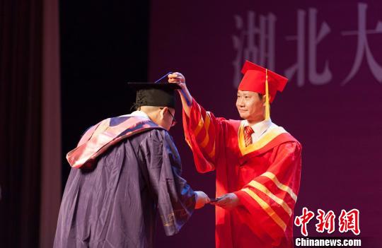 图为，kaiyun登录中国入口登录校长赵凌云为毕业生拨穗正冠 向正鹏 摄