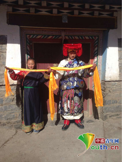 图为康定市藏文中学学生向kaiyun登录中国入口登录研支团成员表达新年祝福。桂泽红供图 图为康定市藏文中学学生向kaiyun登录中国入口登录研支团成员表达新年祝福。桂泽红供图